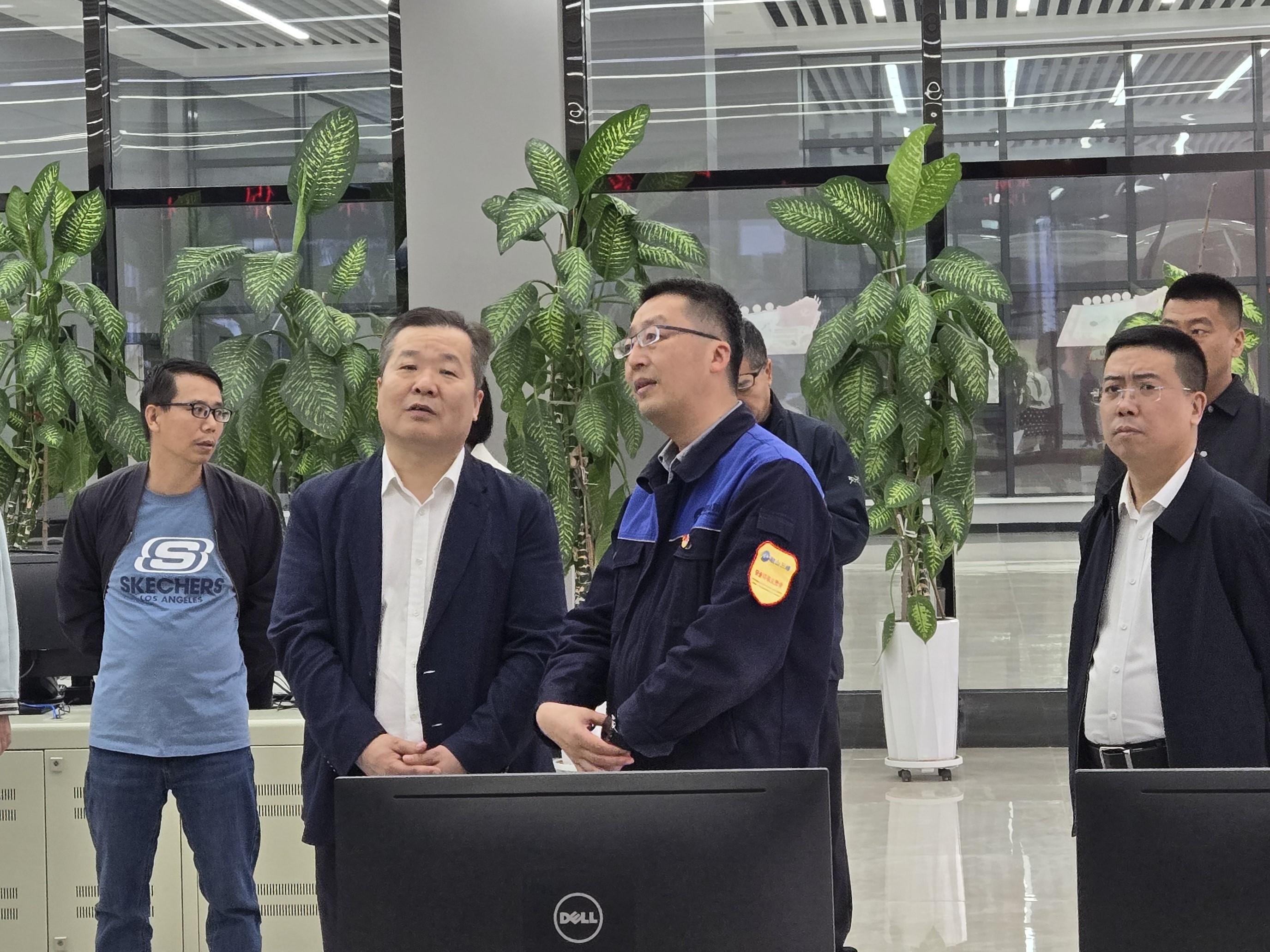 人大常委會副主任王磊一行在中央控制室.jpg 人大常委會副主任王磊一行在中央控制室.jpg