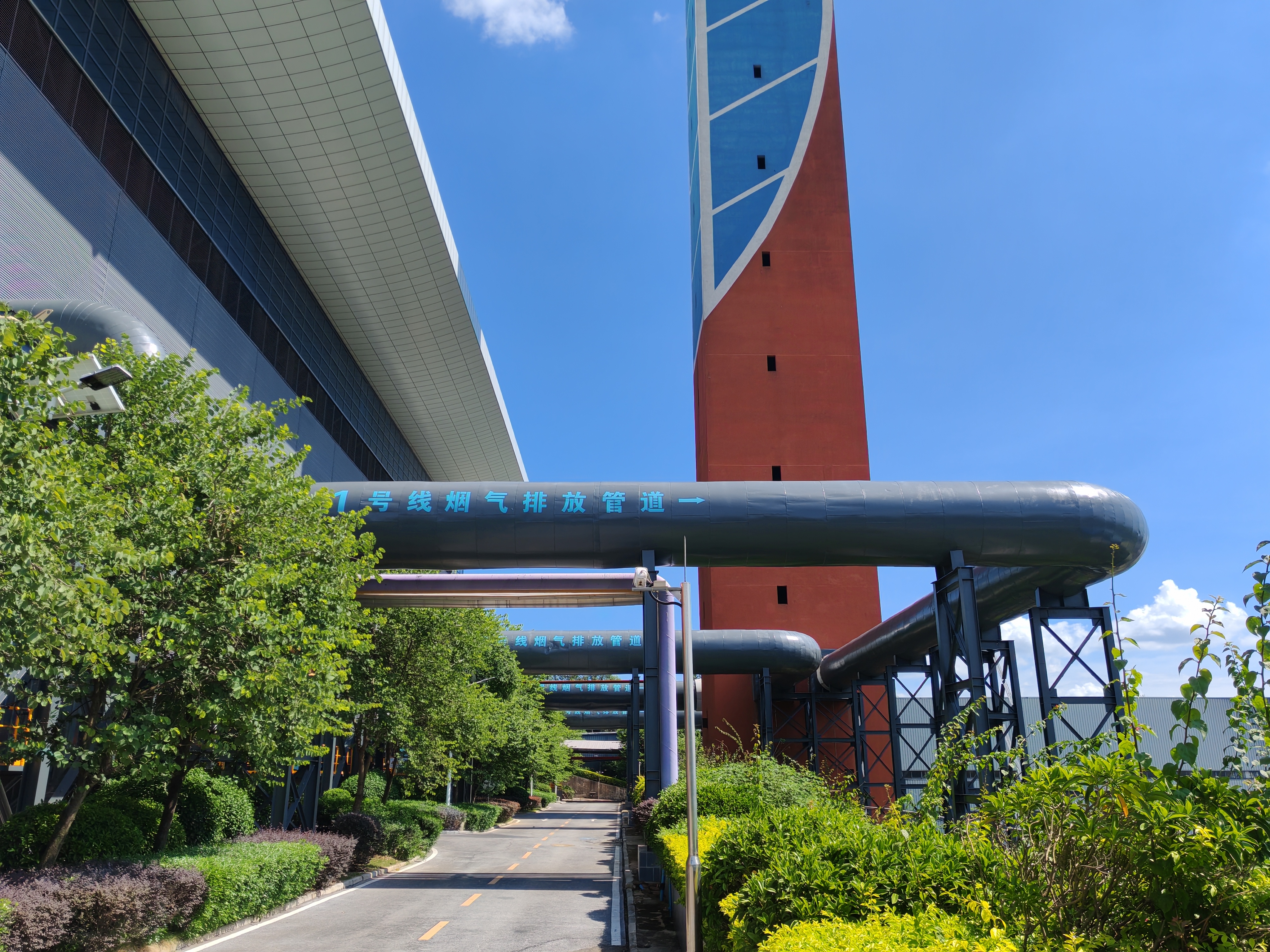 廠房側面的煙道.jpg 廠房側面的煙道.jpg